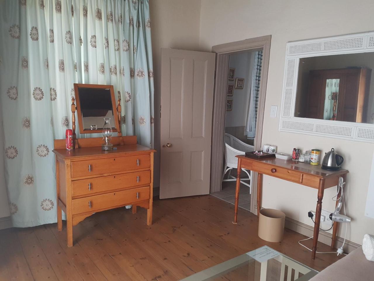 Steytlerville Villa Guest House Room photo